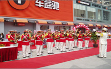 青岛市南区军乐队军鼓队的开业照片